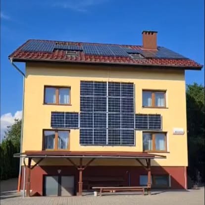 Front budynku Villa Victoria z panelami fotowoltaicznymi na ścianie i dachu
