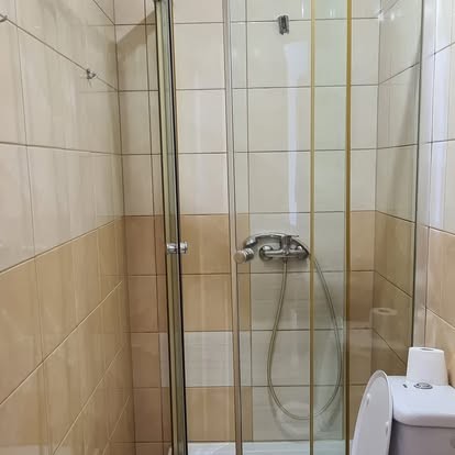 Kabina prysznicowa w łazience przy pokoju